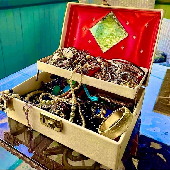 ⚜️ Huge 3 LB Vintage & Modern Jewelry Mystery Box | Estate Sale Designer Finds⚜️ - Picture 1 of 8